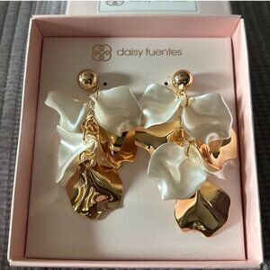 Daisy Fuentes shell and Gold drop earrings NWT and box